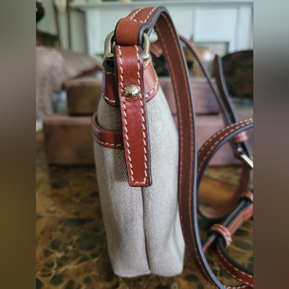 Dooney & BOURKE Elegant Tan and Brown Women's Bag - Picture 4 of 10